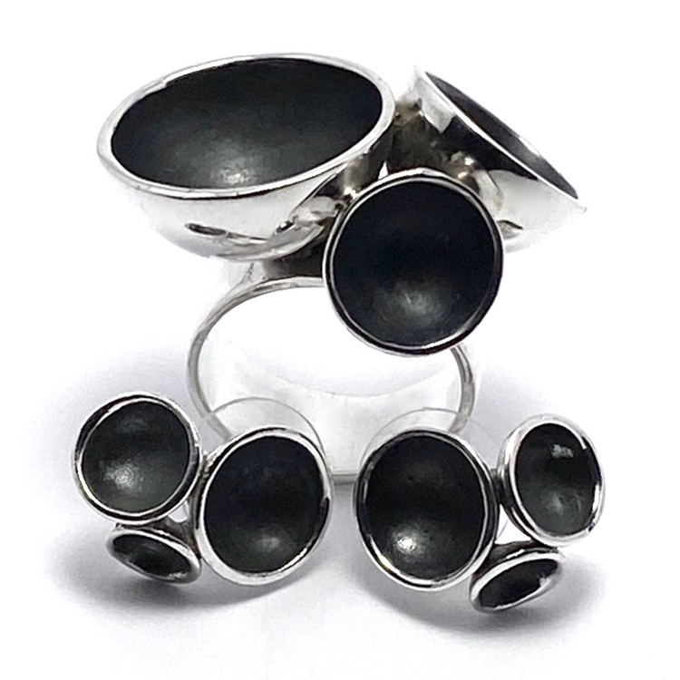 Silverörhängen med 3 oxiderade kupor och stor matchande silverring. Silver earrings with three oxidised cups and a big matching silver ring