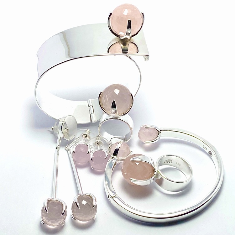 Silverarmband, örhängen  och stora ringar med rosenkvarts. Silver bracelets, earrings and big rings with rose quartz.