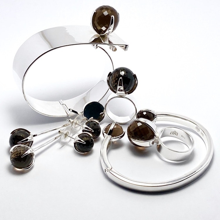 Ringar, örhängen och armband i silver med rökkvarts. Rings, earrings and bracelet in silver with smokey quartz.