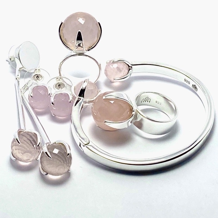 Olika silversmycken med rosenkvarts. Various silver jewellery with rose quartz