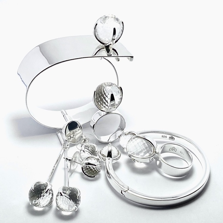 Smyckes-set med ring, örhängen och armband i silver med bergskristall. Jewellery set with ring, earrings and bracelets in silver with crystal quartz.