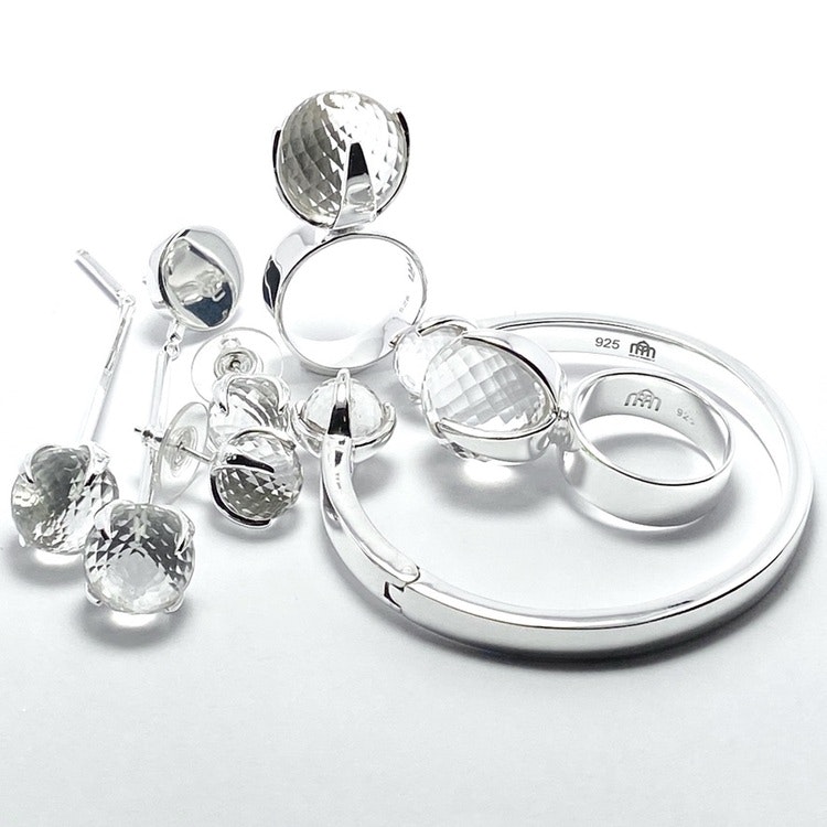 Smyckes-set med ring, örhängen och armband i silver med bergskristall. Jewellery set with ring, earrings and bracelets in silver with crystal quartz.