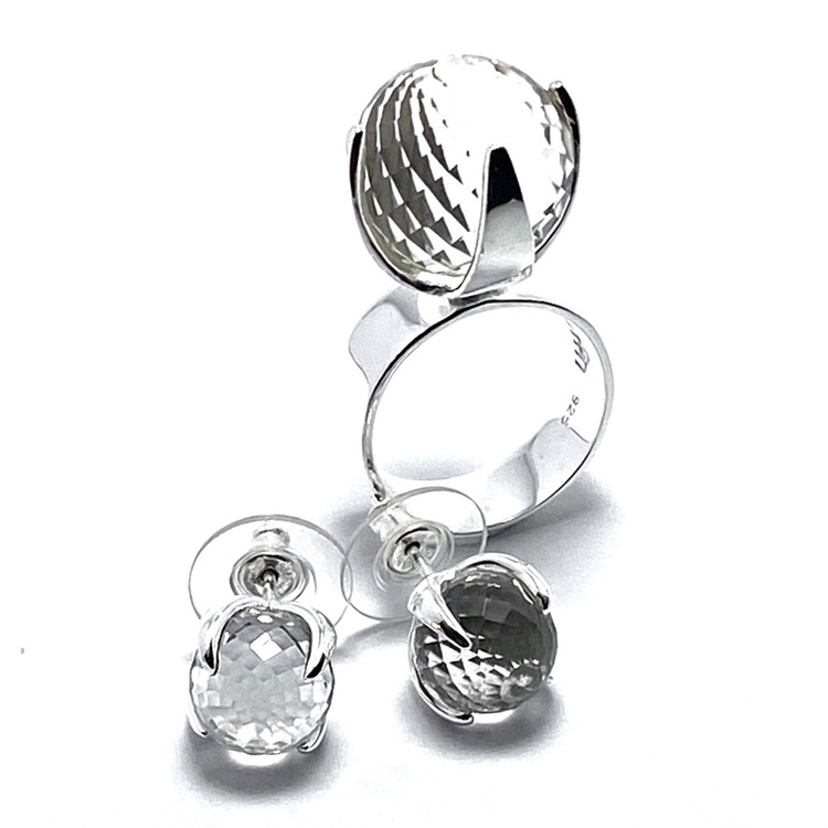 Silverring med bergskristall och matchande örhängen. Silver ring with crystal quartz and matching earrings,