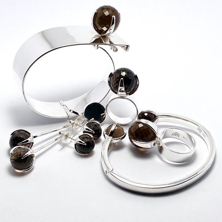 Smyckes-set med ring, armband och örhängen i silver med rökkvarts. Jewellery with ring, bracelet and earrings set in silver with smokey quartz.