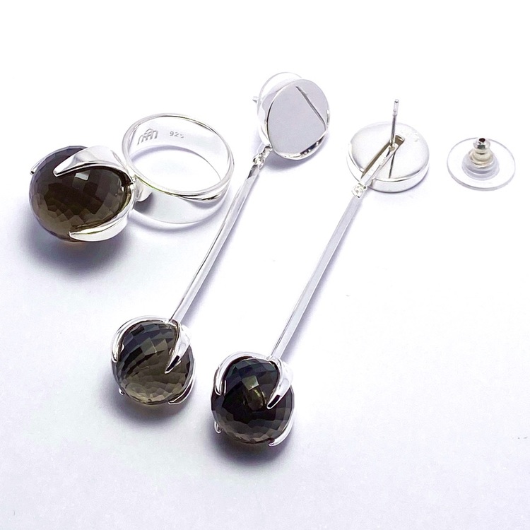 Stor silverring med en stor rund facettslipad rökkvarts och matchande örhängen. big silver ring with smokey quartz and matching earrings