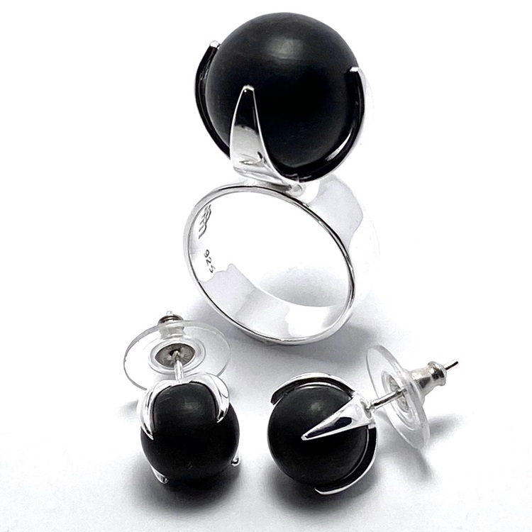 Silverring med svart onyx och matchande örhängen. Silver ring with black onyx and matching earrings.