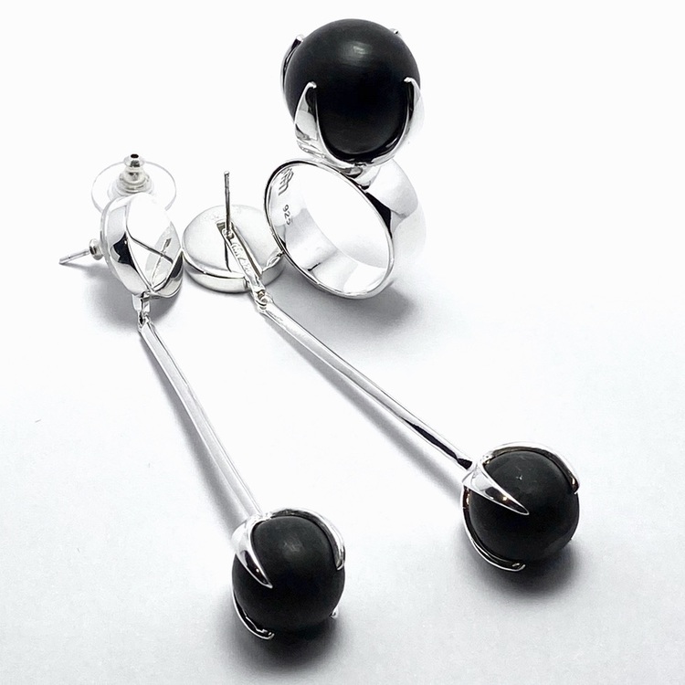 Silverring med svart onyx och matchande örhängen. Silver ring with black onyx and matching earrings.