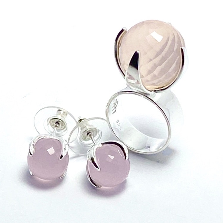 Ring och Silverörhängen med rosenkvarts. Silver ring and earrings with rose quartz.