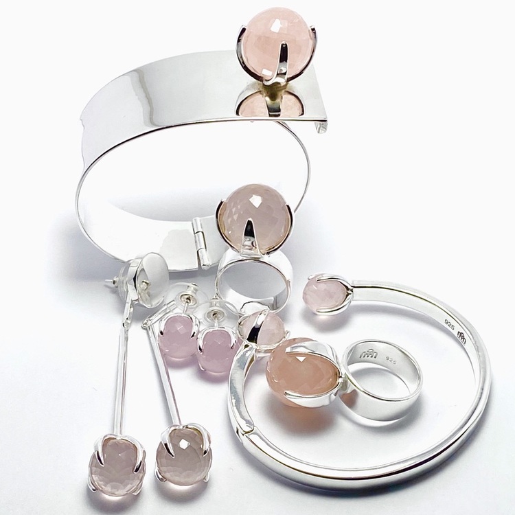Smyckes-set med matchande ring, örhängen och armband i silver med rosenkvarts. Matching jewellery set in silver with ring, bracelet and earrings with rose quartz.