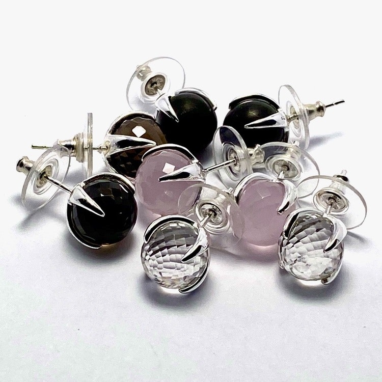 Silverörhängen med onyx, rosenkvarts, rökkvarts och bergskristall. Silver earrings with onyx, rose quartz, smokey quartz and crystal quartz.