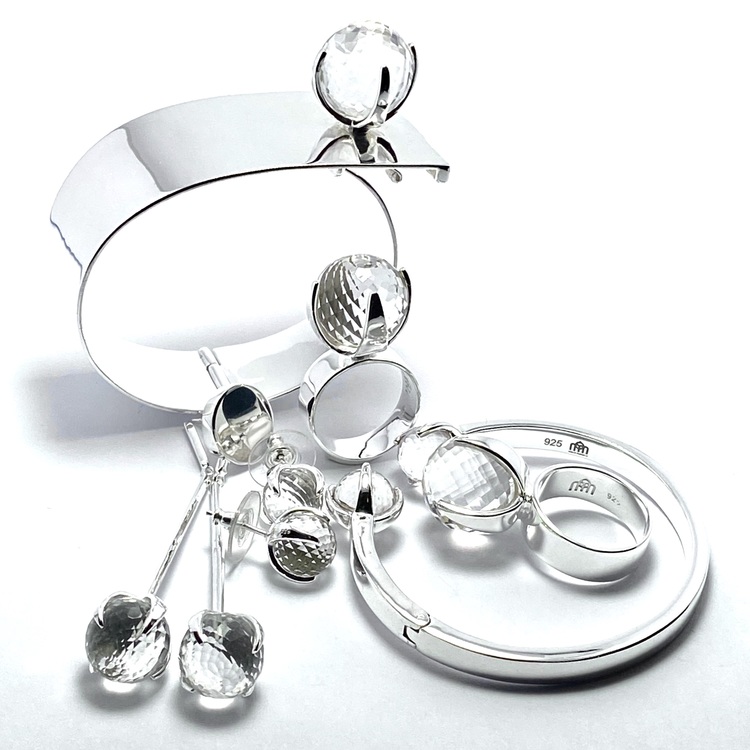 Smyckes-set med ring, örhängen och armband i silver med bergskristall. Jewellery set with ring, earrings and bracelet in silver with crystal quartz.