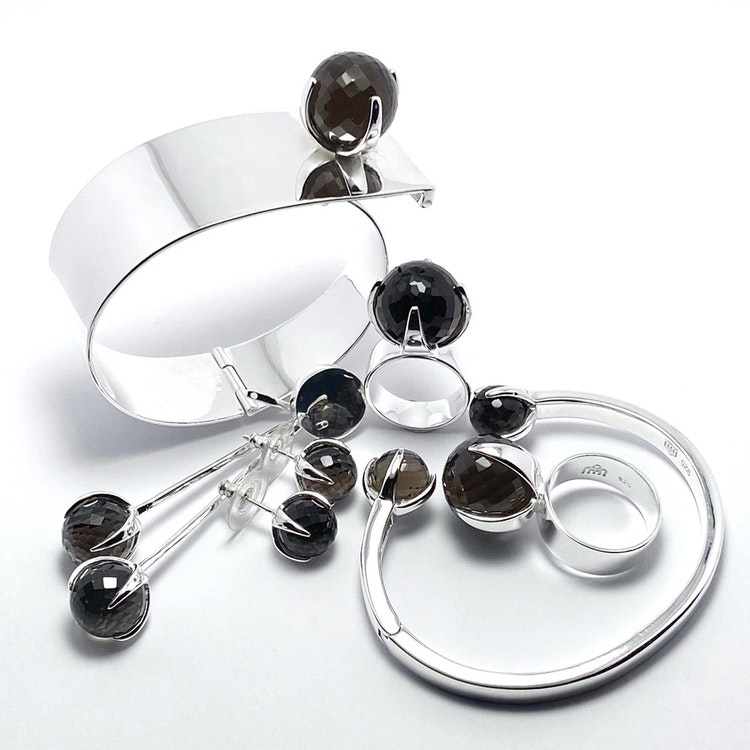 Smyckes-set med ring, armband och örhängen i silver med rökkvarts. Jewellery set in silver with smokey quartz.