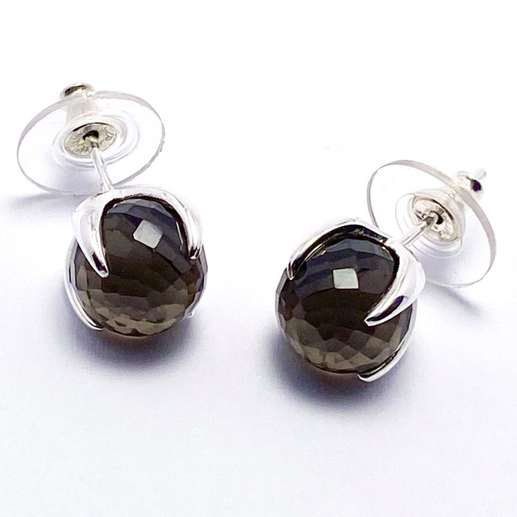 Silverörhängen med rökkvarts. Silver earrings with smokey quartz.