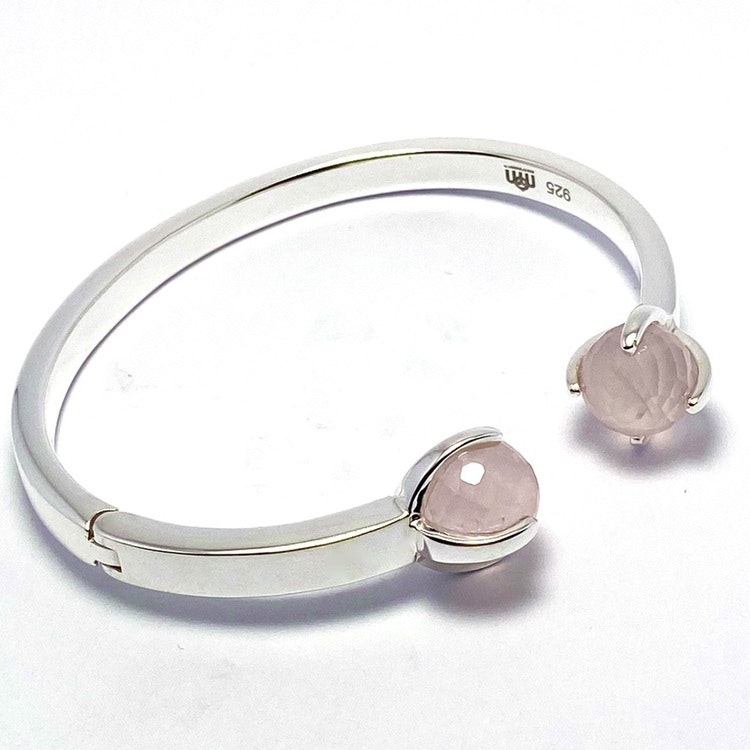 Silverarmband med två stenar i rosenkvarts. Silver bracelet with two stones in rose quartz