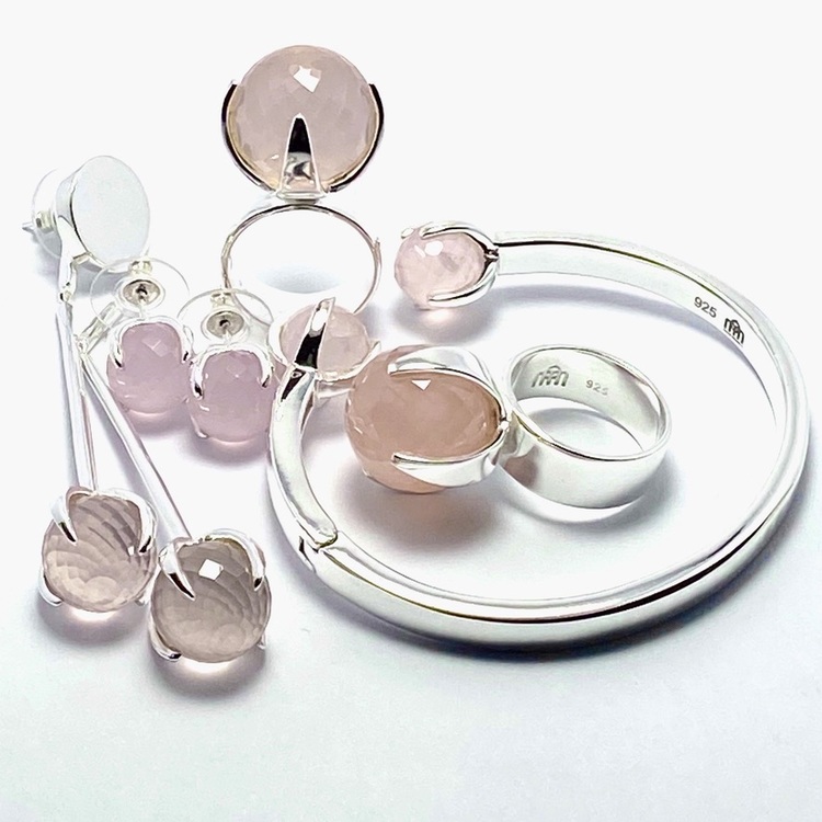 Smyckes-set med ring, örhängen och armband i silver med rosenkvarts. Jewellery set with ring, bracelet and earrings in silver with rose quartz.