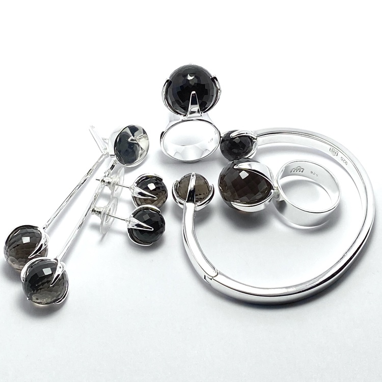 Smyckes-set med ring, armband och örhängen i silver med rökkvarts. Jewellery set with ring, earrings and bracelet  in silver with smokey quartz.
