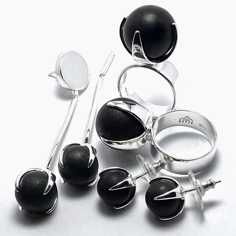 Smyckes-set med ring and örhängen i silver med onyx. Jewellery set with ring and earrings in silver with onyx.