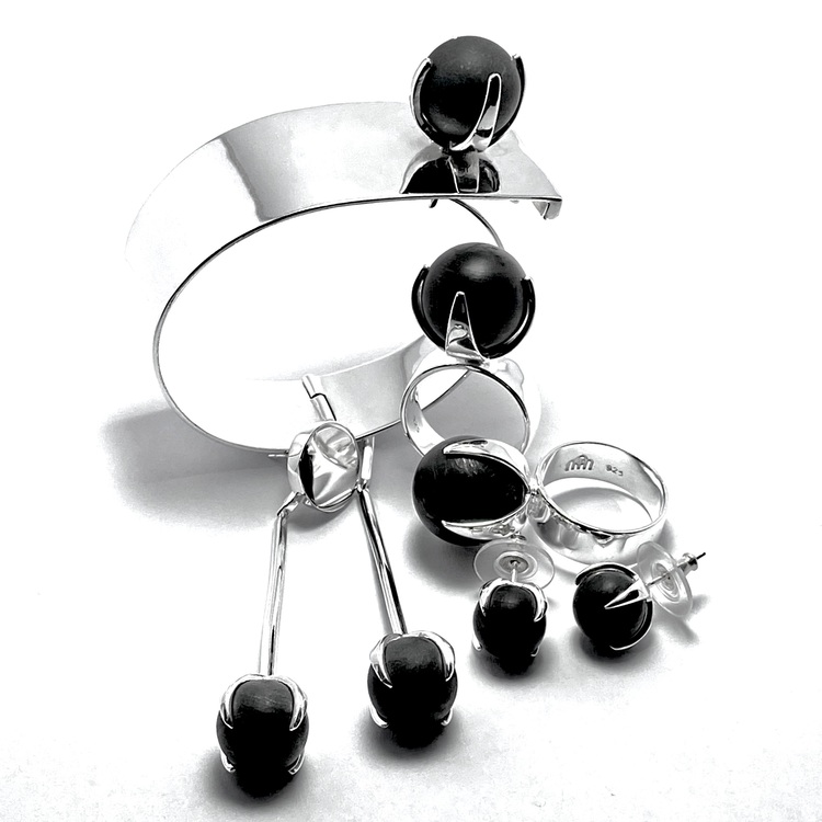 Smyckes-set med ring, örhängen och armband i silver med onyx. Jewellery set with ring, bracelet and earrings in silver with onyx.