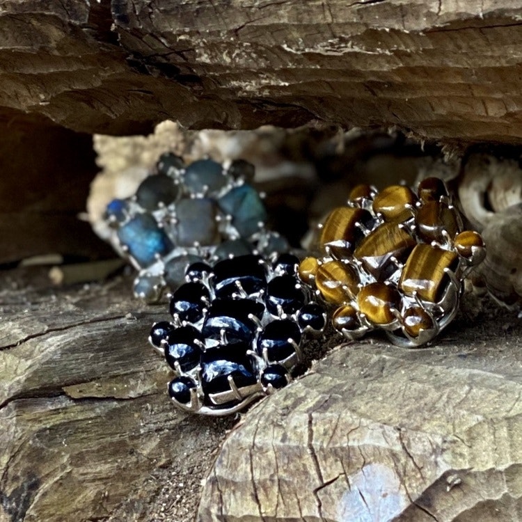 Tre stora silverringar med tigeröga, labradorit och onyx. Three big silver rings with tigers eye, labradorite and onyx