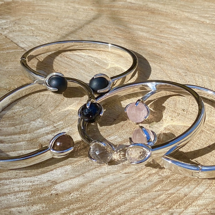 Silverarmband med rosenkvarts, rökkvarts, onyx och kristallkvarts. Silver bracelets with rose quartz, crystal quartz, smokey quartz and onyx