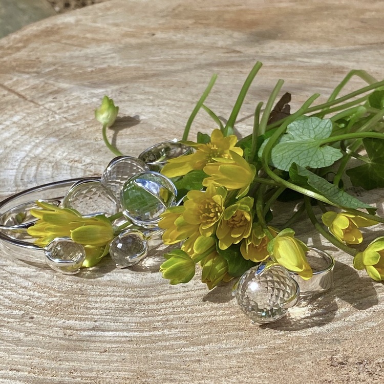 Smycken med bergskristall och gula vackra blommor