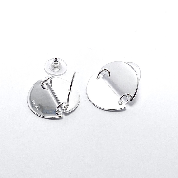 Silverörhängen med två halvcirklar som bildar en cirkel. Silver earrings with two half circles.
