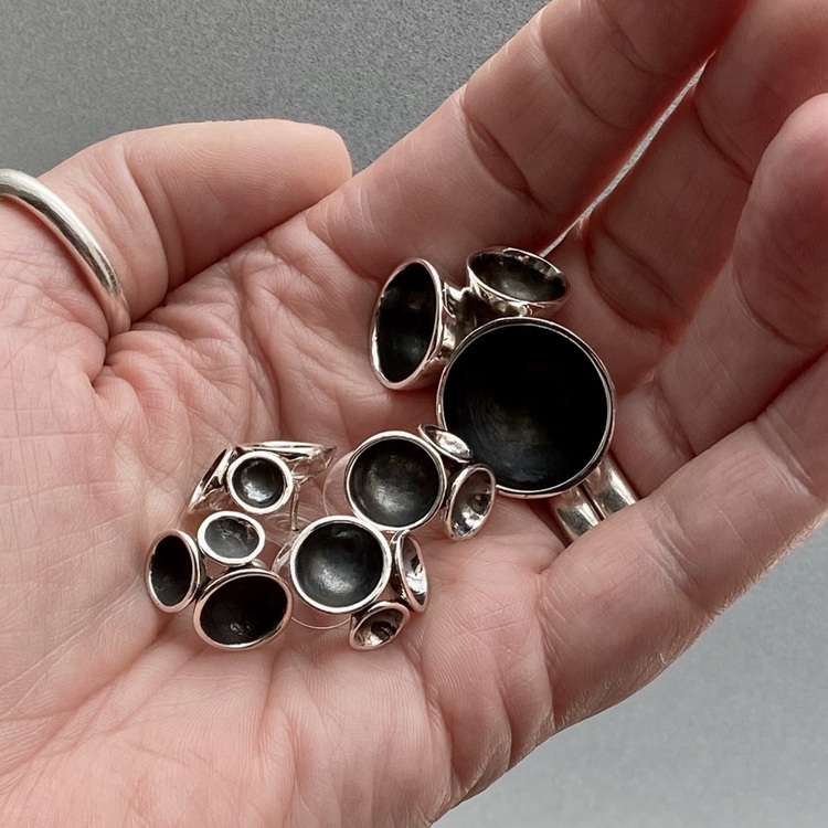 Silverörhängen med 3 oxiderade kupor och stor matchande silverring. Silver earrings with three oxidised cups and a big matching silver ring
