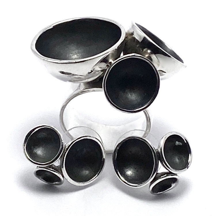 Stor oxiderad silverring med tre kupor och matchande stora örhängen . Big oxidised silver ring with three cups and matching earrings