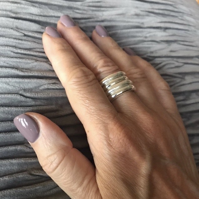 Fyra silverringar på samma finger. Four silver rings on the same finger