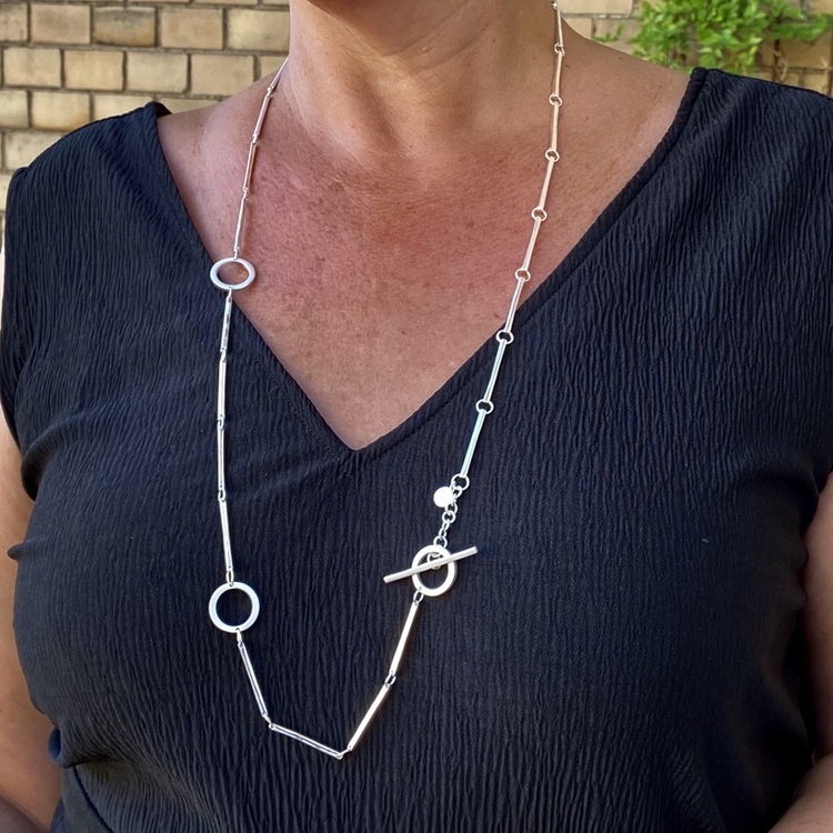 Silverhalsband med vackra silverstavar och cirklar. Silver necklace with beautiful silver sticks and circles.