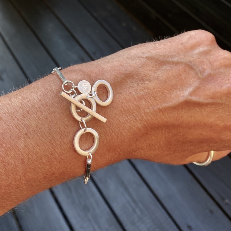 Silverarmband med vackra silverstavar och cirklar. Silver bracelet with beautiful silver sticks and circles.