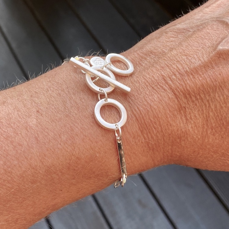 Silverarmband med vackra silverstavar och cirklar. Silver bracelet with beautiful silver sticks and circles.