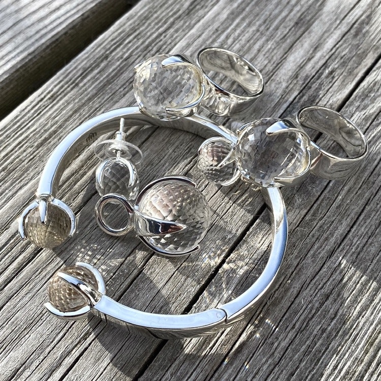 Matchande silversmycken med bergskristall. Matching silver jewellery with crystal quartz