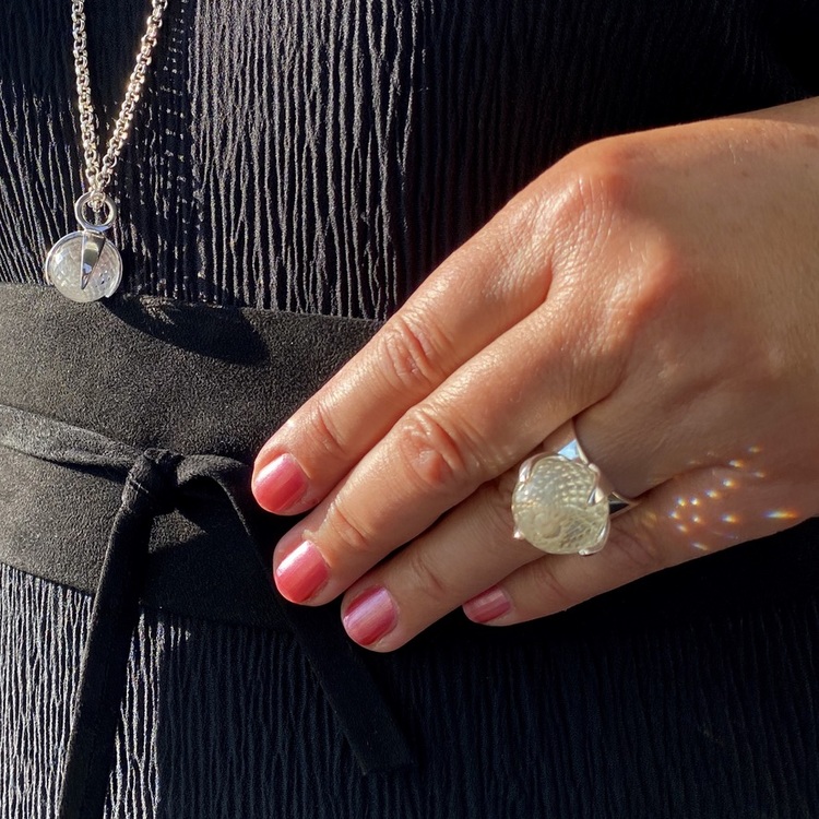 Kvinna med matchande hänge och ring med bergskristall. Woman with matching ring and pendant with crystal quartz