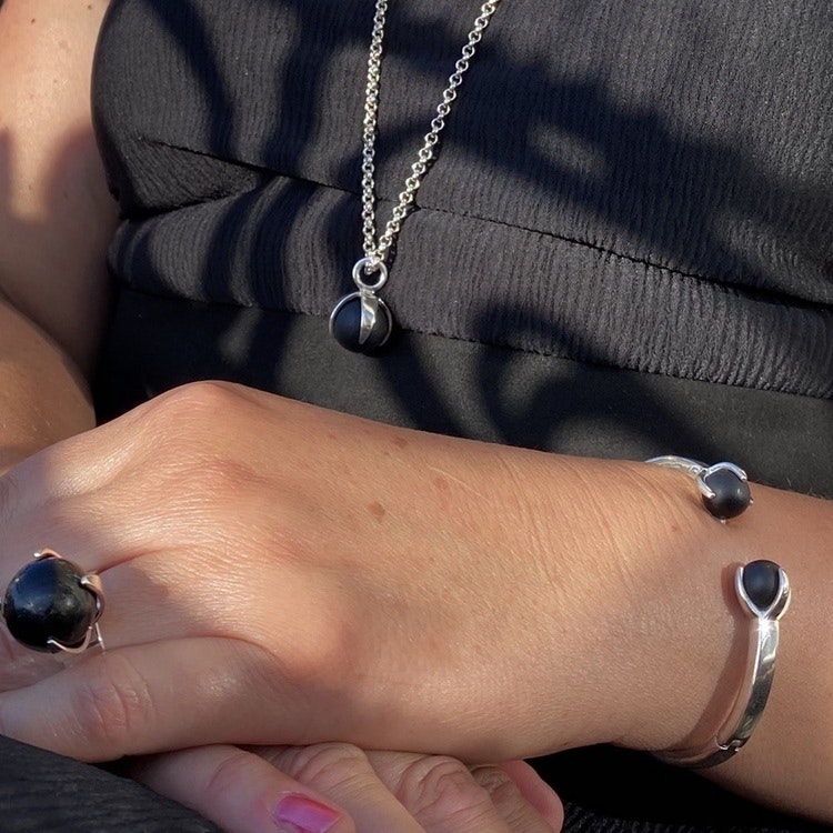 Matchande silversmycken med svart onyx. Matching silver jewellery with black onyx