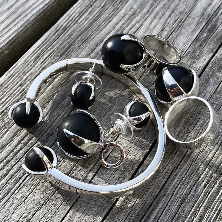 Matchande silversmycken med svart onyx. Matching silver jewellery with black onyx