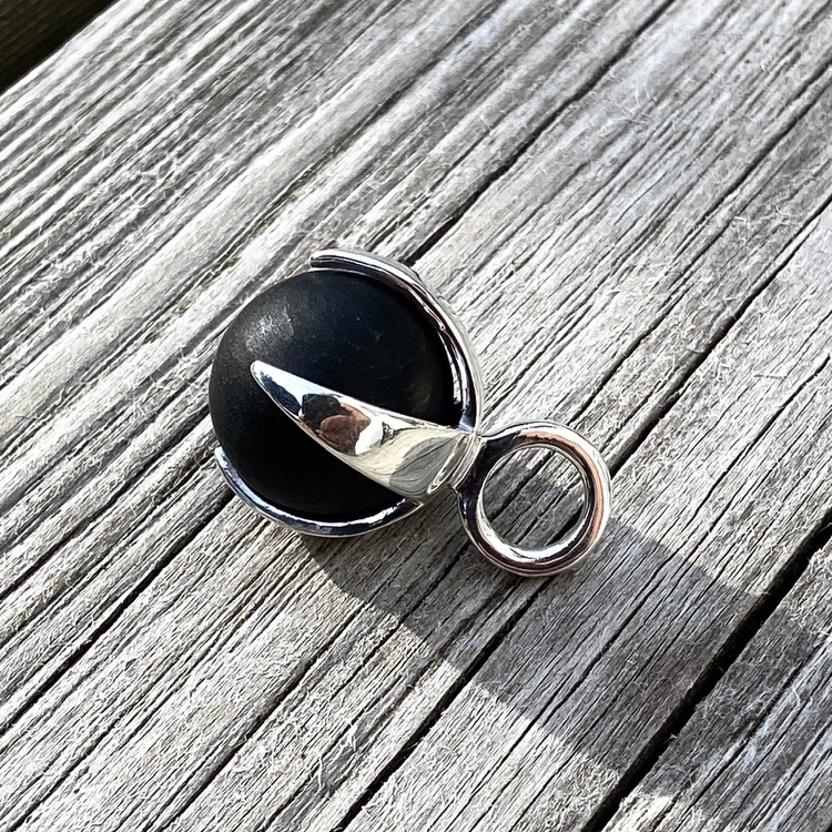 Silver-hänge med svart matt onyx. Silver pendant with black mat onyx