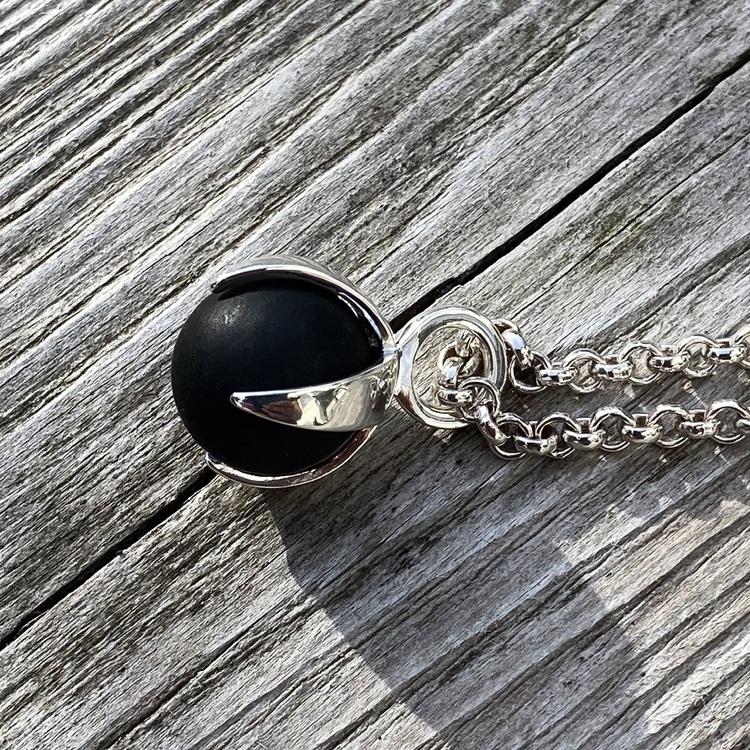 Silver-hänge med svart matt onyx. Silver pendant with black mat onyx
