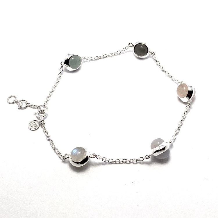 Silverarmband med fem olika stenar; rosenkvarts, kalcedon, regnbågs-månsten, akvamarin och grå månsten. Silver bracelet in two sizes and with five various stones