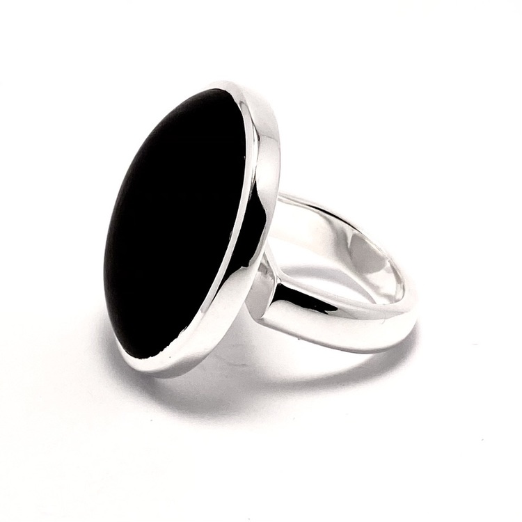 Stor silverring med svart mattslipad onyx. Big silverring with black mat polished onyx.