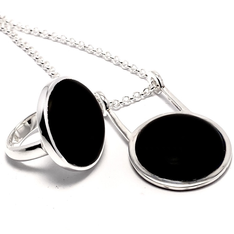 Stor silverring med svart mattslipad onyx och matchande silverhänge. Big silverring with black mat polished onyx and a matching silver pendant.