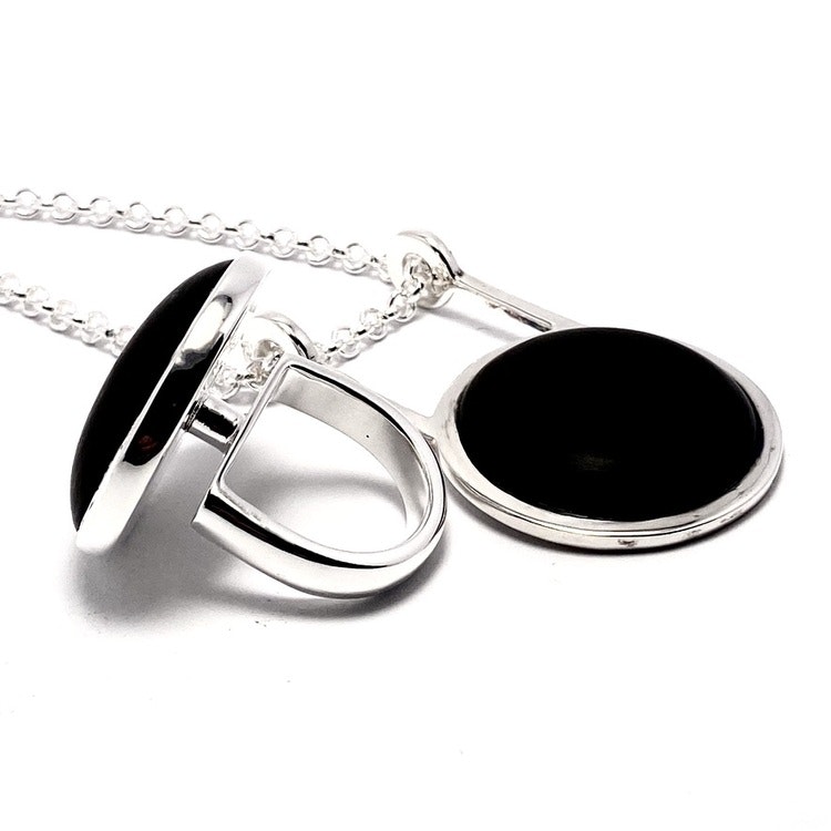 Stor silverring med svart mattslipad onyx och matchande silverhänge. Big silverring with black mat polished onyx and a matching silver pendant.