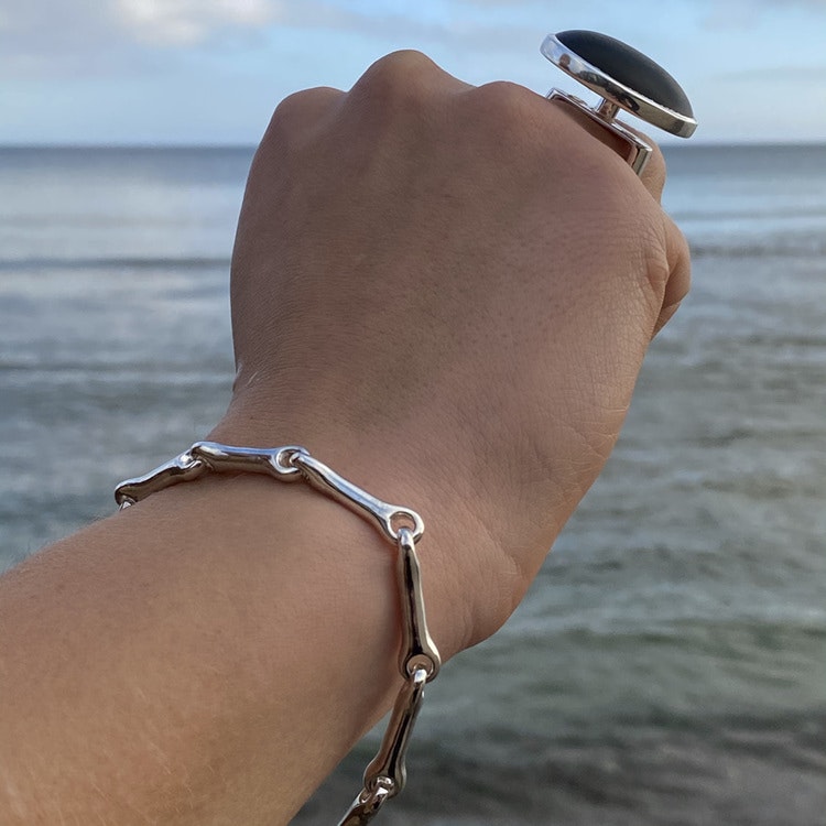 Stor silverring med svart mattslipad onyx och ett silverarmband. Big silverring with black mat polished onyx and a silver bracelet.