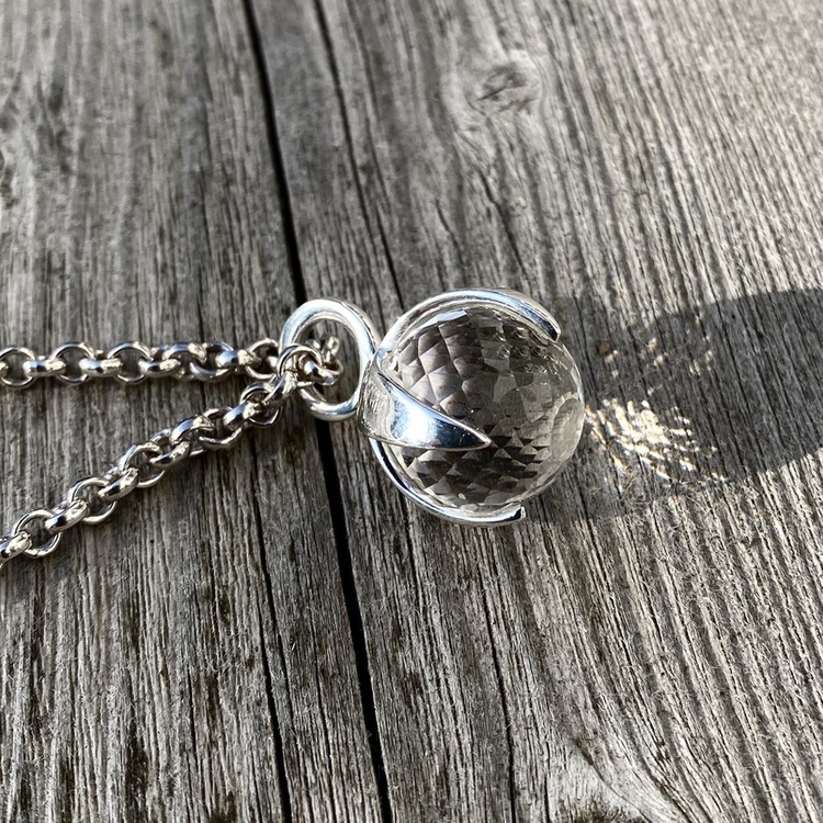 Silverhänge med bergskristall. Silver pendant with crystal quartz