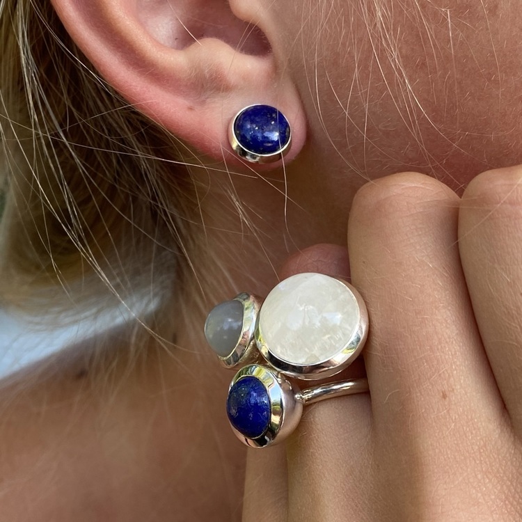 Silverörhängen med lapis lazuli och matchande ringar. Silver earrings with lapis lazuli with matching silver rings.