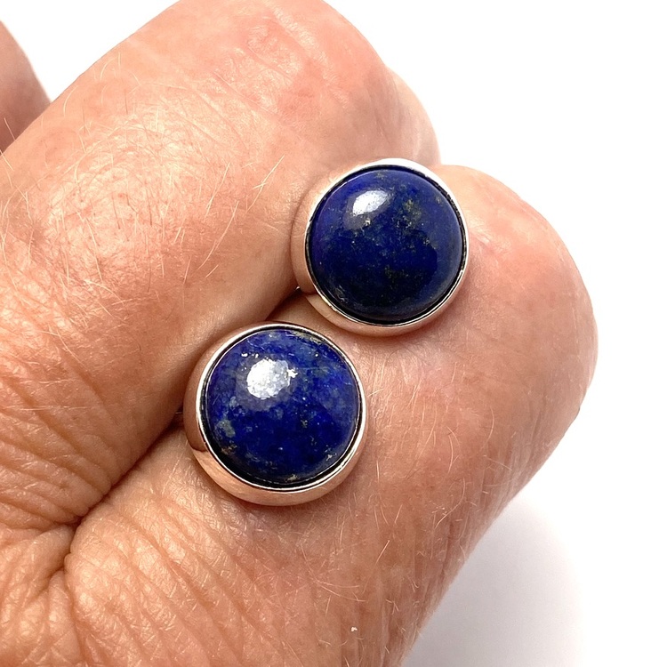 Silverörhängen med lapis lazuli. Silver earrings with lapis lazuli.