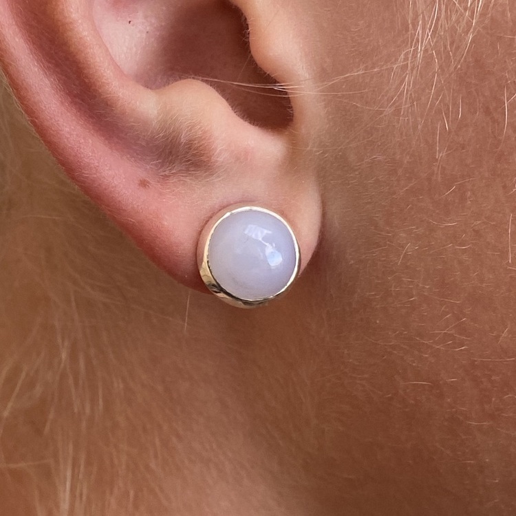 Silverörhängen med kalcedon. Silver earrings with chalcedony.