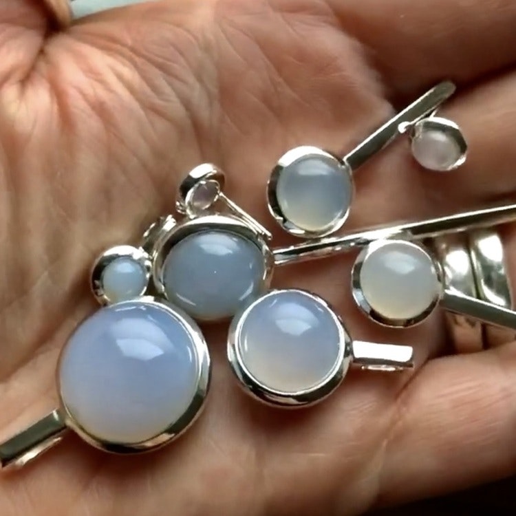 Silversmycken med kalcedon. Silver jewellery with chalcedony.