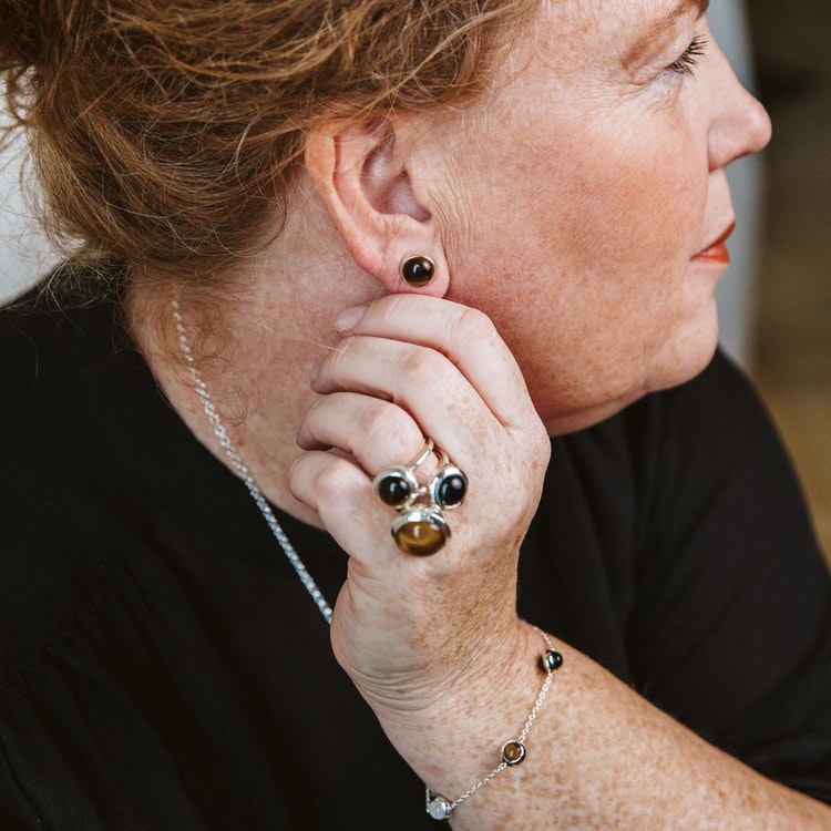 Silverörhängen med tigeröga och matchande ringar. Silver earrings with tiger eye and matching silver rings.