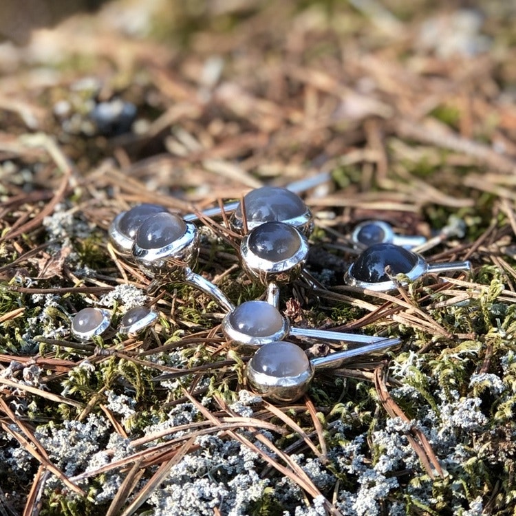 Silversmycken med grå månsten. Silver jewellery with grey moonstone.